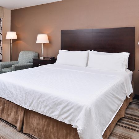 Holiday Inn Express & Suites Emporia Northwest By Ihg Экстерьер фото