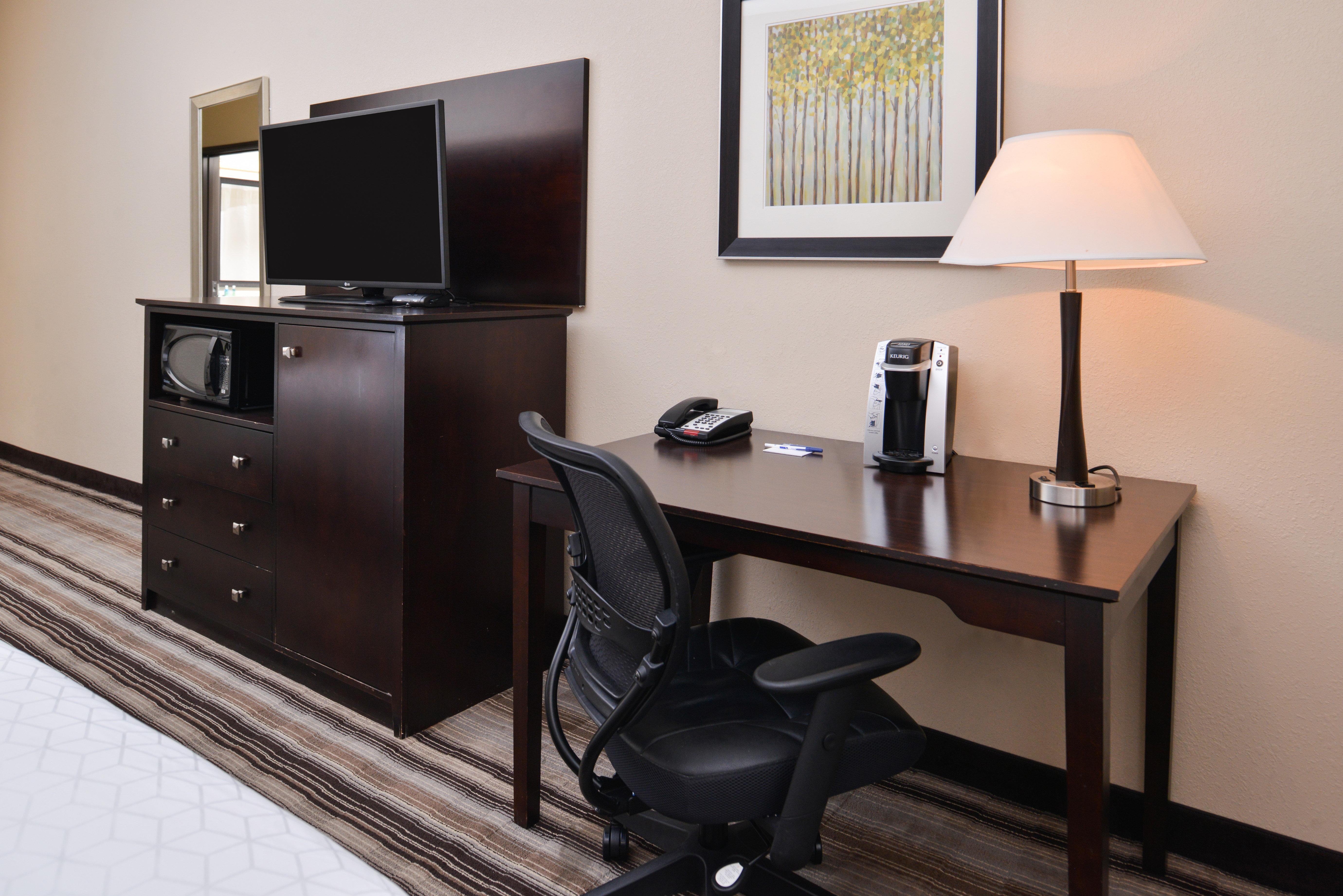 Holiday Inn Express & Suites Emporia Northwest By Ihg Экстерьер фото
