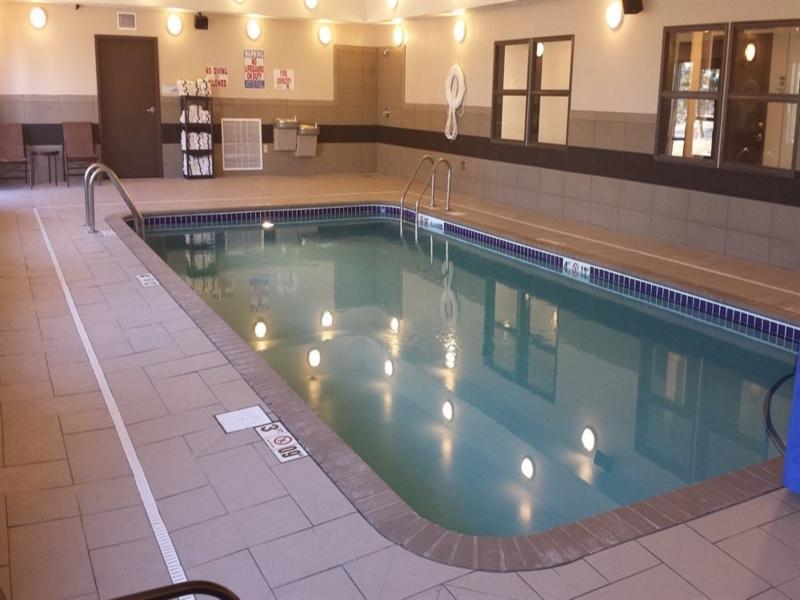 Holiday Inn Express & Suites Emporia Northwest By Ihg Экстерьер фото
